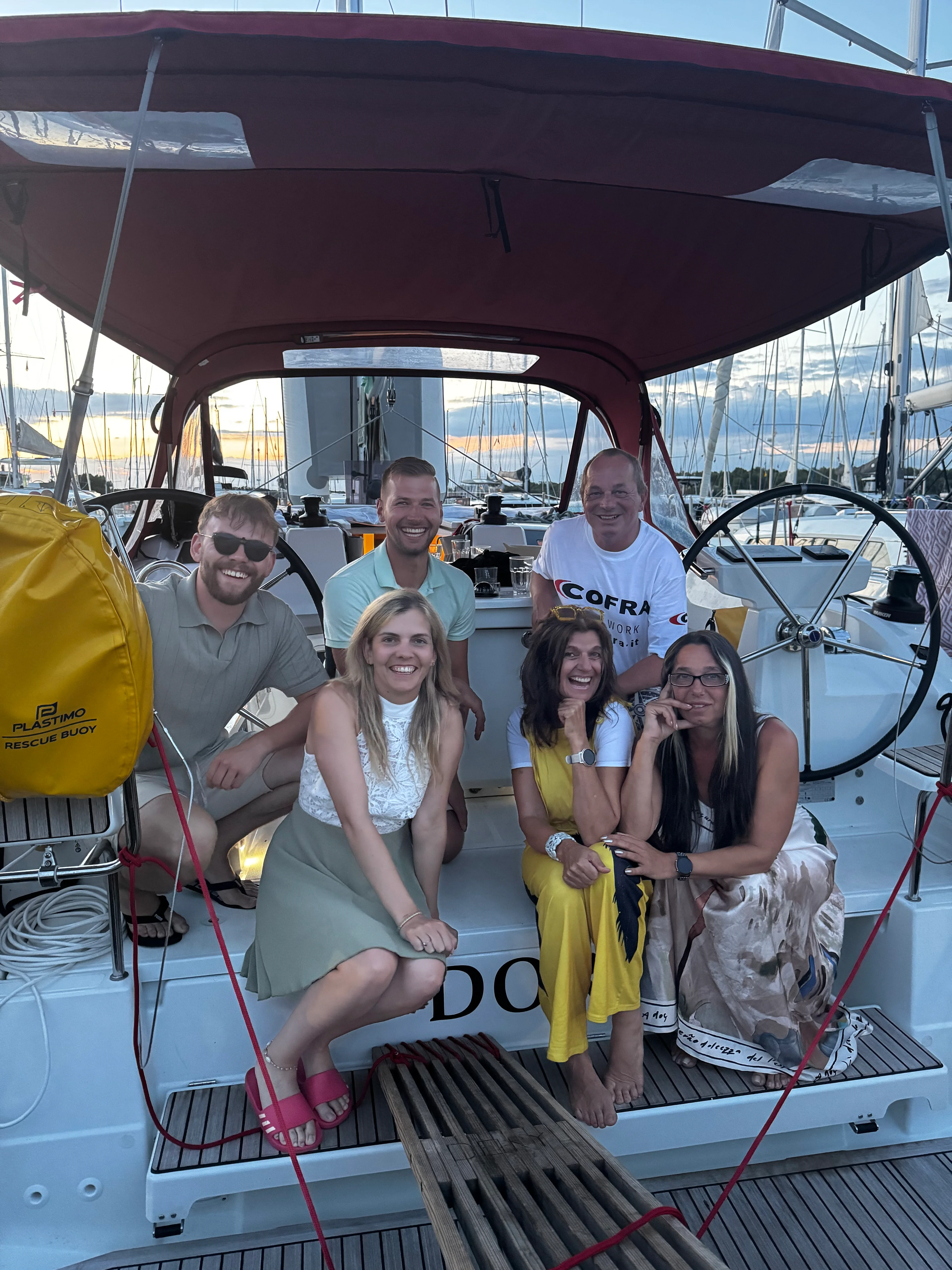 Kleine Segelcrew im Cockpit der Lady Cordula in Kroatien