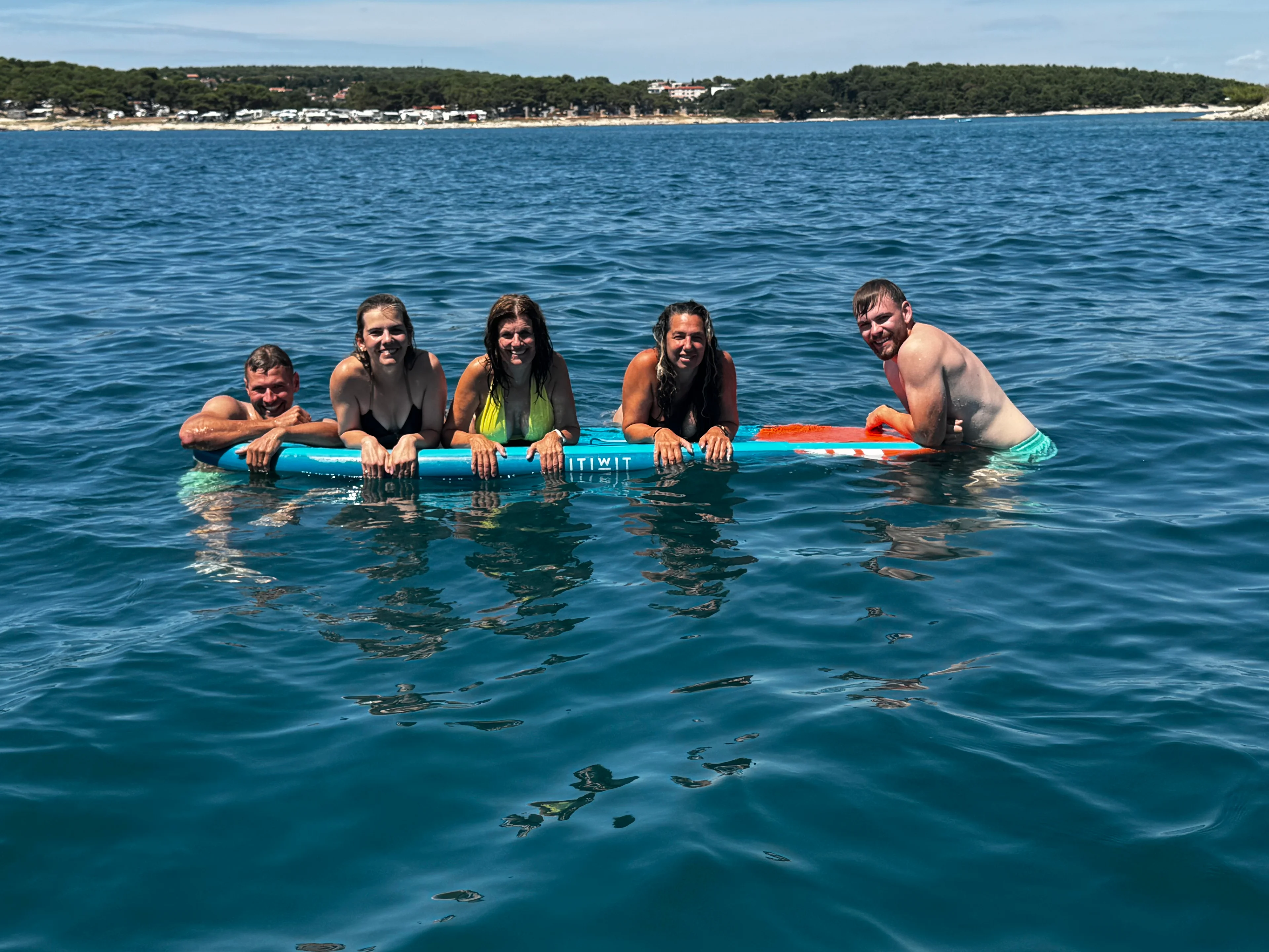 Crew mit Stand-up-Paddleboard in Kroatien