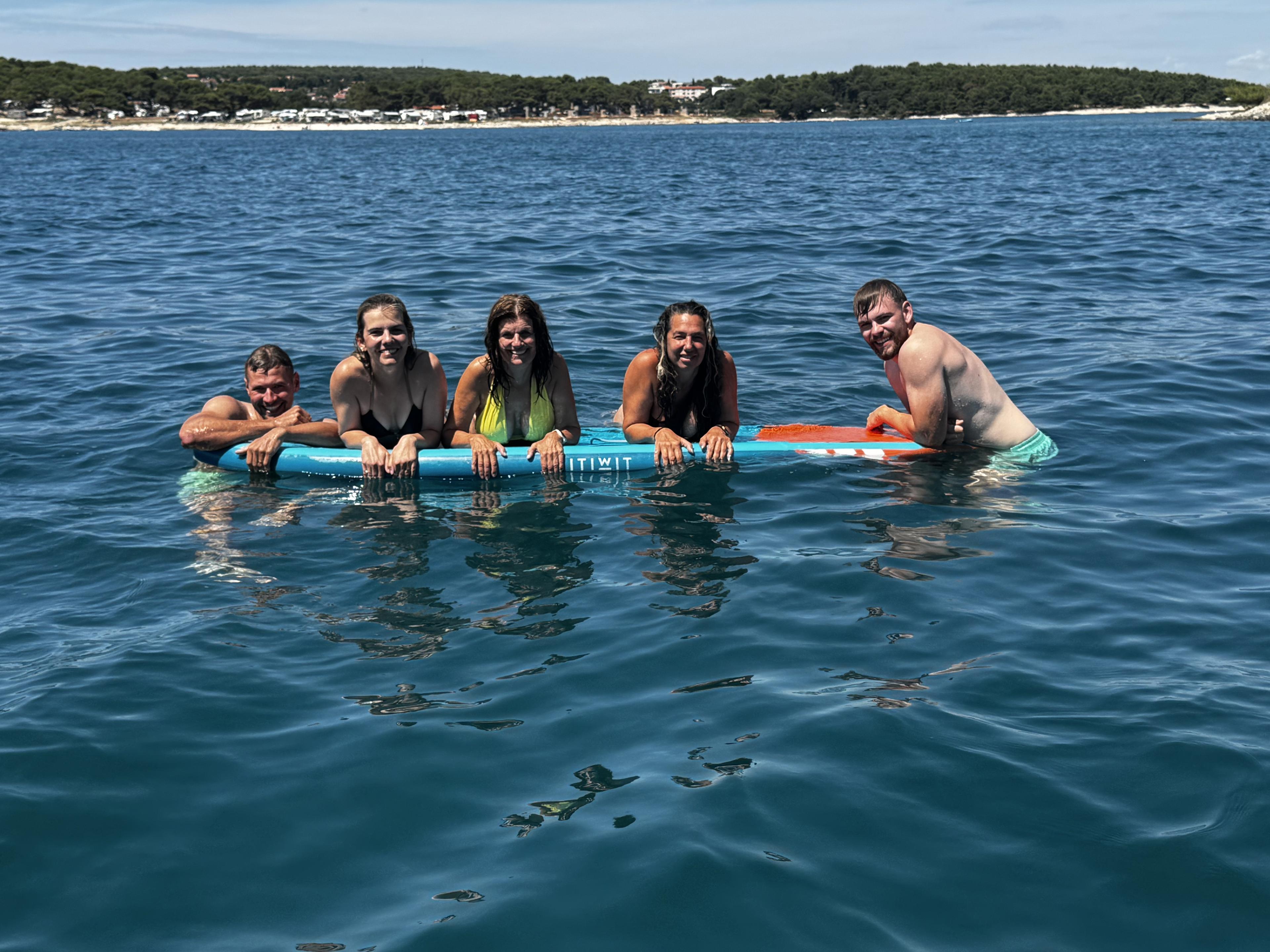 Crew mit Stand-up-Paddleboard in Kroatien