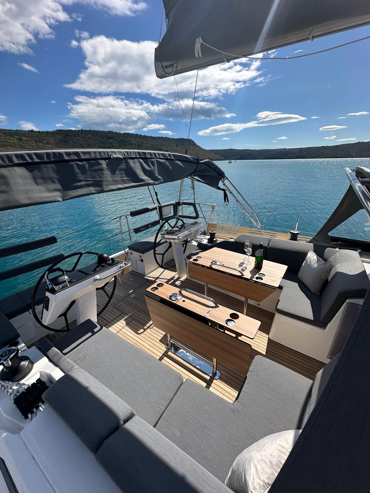 Cockpit der Lady Cordula mit Blick auf das Wasser