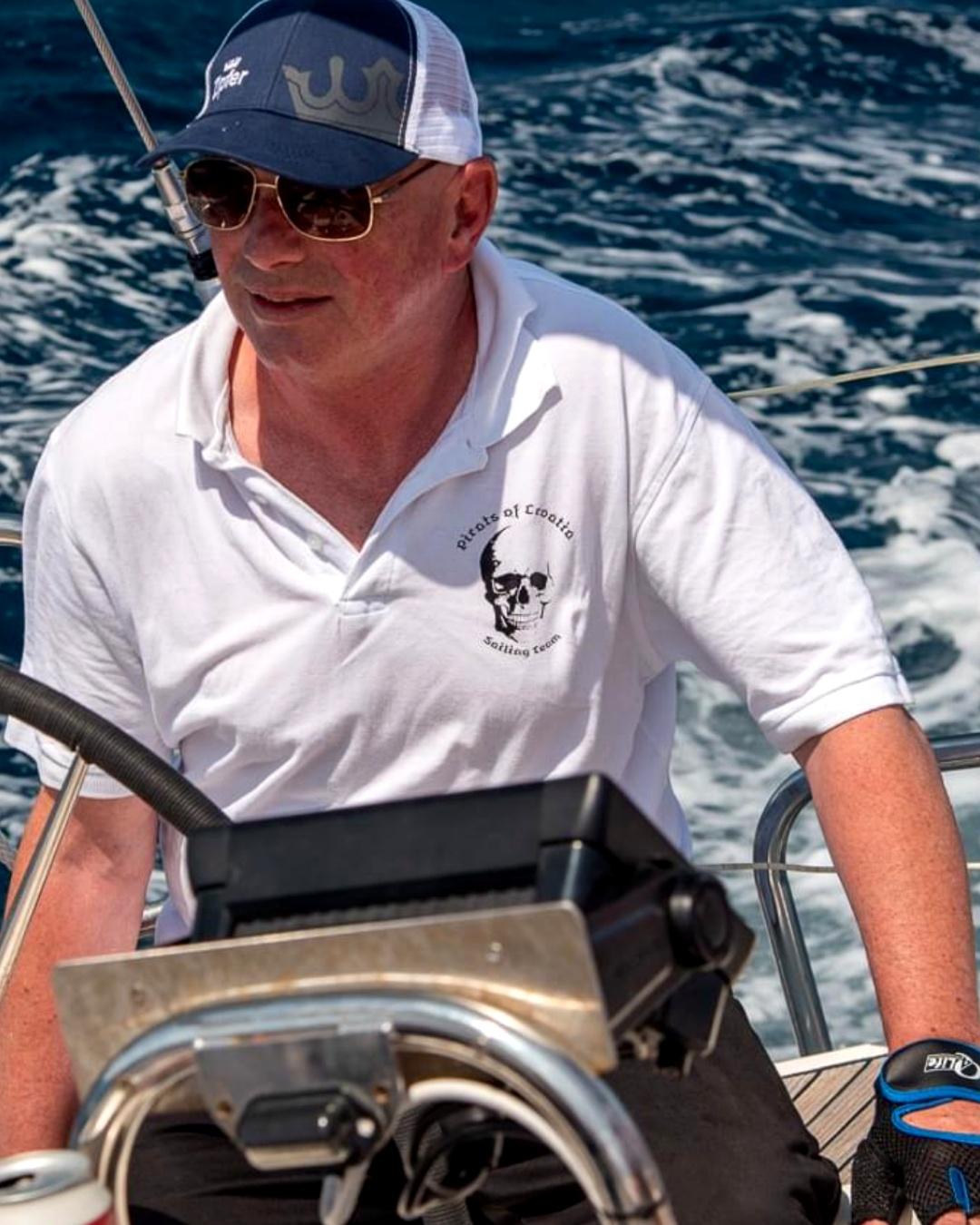 Skipper Martin am Steuer auf der Adria